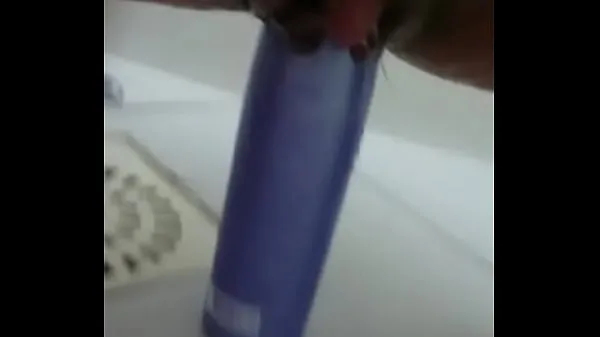 Hot Stuffing the shampoo into the pussy and the growing clitoris cool Videos