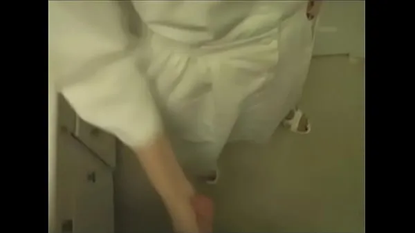热Naughty nurse gives patient a handjob酷视频