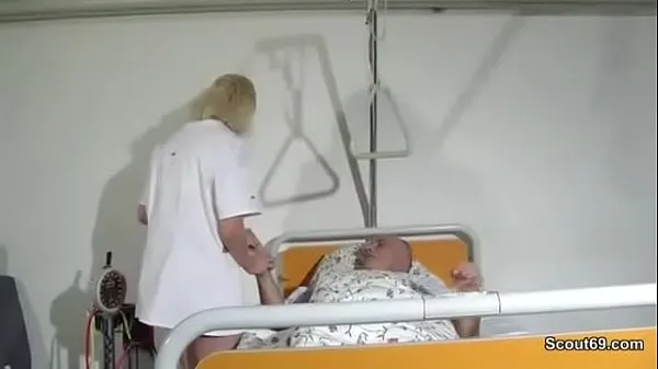 Enfermera alemana - enfermera folla con una bolsa vieja en el asilo de ancianos para aliviar la presiónvídeos interesantes