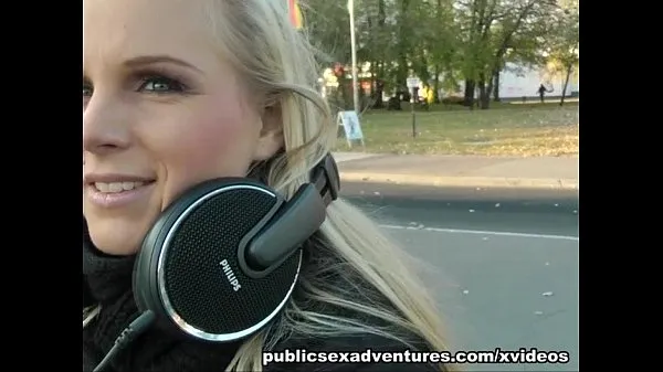 Heiße Blondes Partygirl liebt Outdoor-Ficken coole Videos