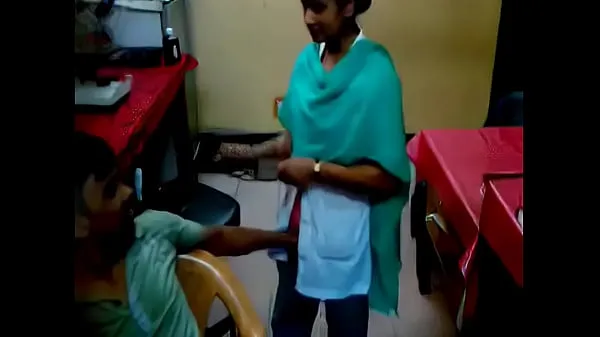 Vídeos quentes enfermeira técnica de hospital com dedos legais