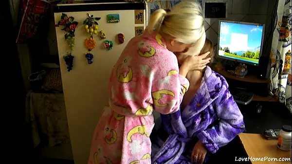 Kuumia Blonde And Brunette Record Their First Sex Tape siistejä videoita