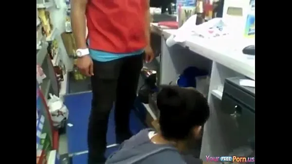 Hot Store Clerk Gets Sucked By His Gf On The Job And Gets Disturbed By A Customer kule videoer
