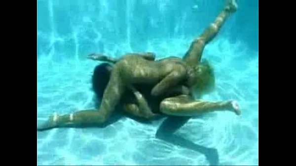 Vroči Exposure - Lesbian underwater sex kul videoposnetki