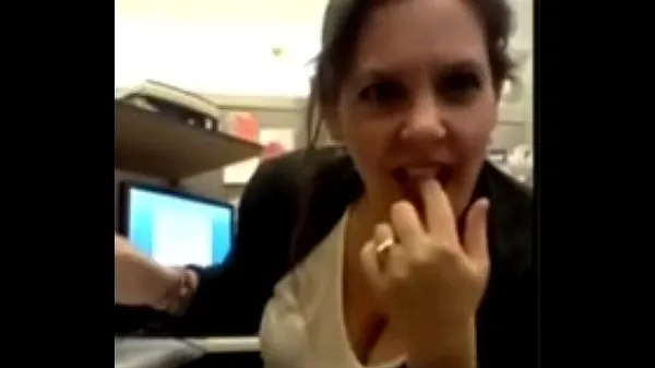 Horúce Chubby MILF Cums on the Phone at Work skvelé videá