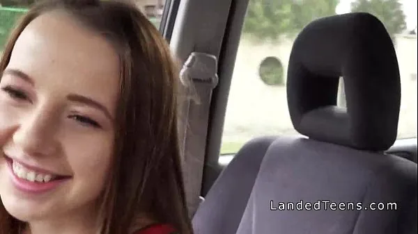 Hot Cute teen hitchhiker sucks cock in car kule videoer