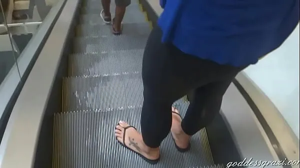Goddess Grazi perfect feet in flip flops Video keren yang keren