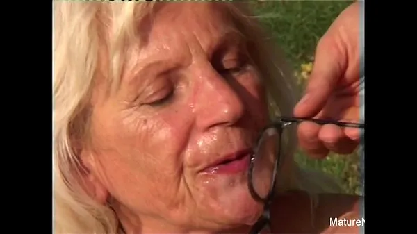 Žhavá Blonde grandma fucks skvělá videa