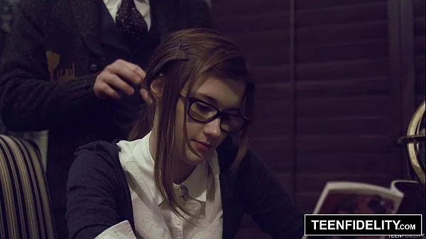 TEENFIDELITY - La linda colegiala Alaina Dawson recibe un creampie en el escritorio del profesor