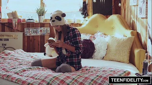 Vroči TEENFIDELITY - Creampie Surprise From Stepdad In Shyla Ryder's Pussy kul videoposnetki