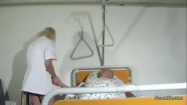 Hotte Nurse helps old patients with a fuck in the hospital seje videoer