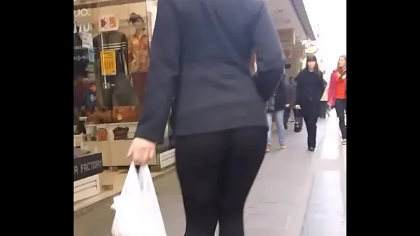 Populaire stunning girl in skin tight leggings coole video's