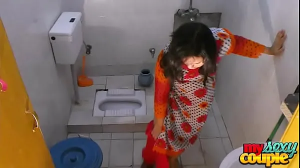Καυτά Bhabhi Sonia strips and shows her assets while bathing δροσερά βίντεο