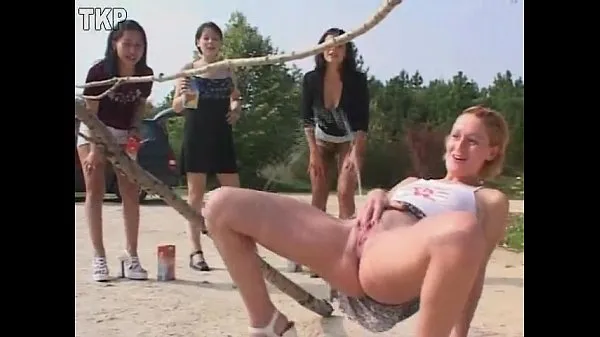 Hot Piss 4 girls in a pissing contest kule videoer