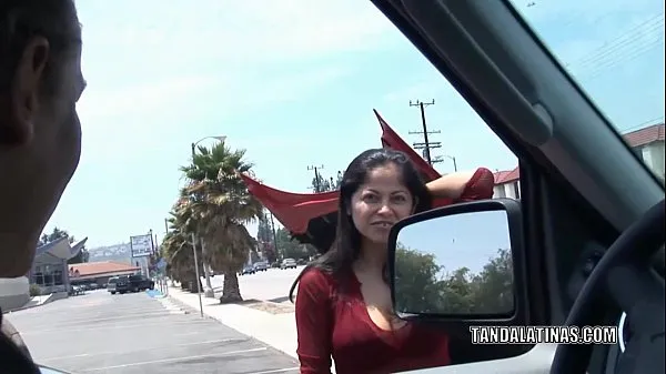 Kuumia Busty slut Evie Delatosso takes a cock in her Latina pussy siistejä videoita