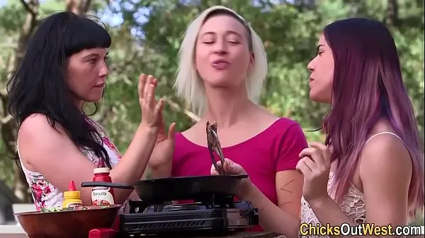 Kuumia Lesbian aussie threeway siistejä videoita