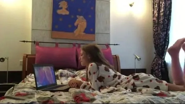 Vroči Masturbating while watching porn kul videoposnetki