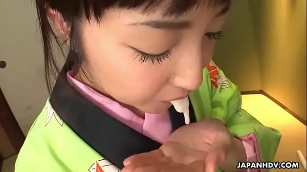 Vroči Asian bitch in a kimono sucking on his erect prick kul videoposnetki