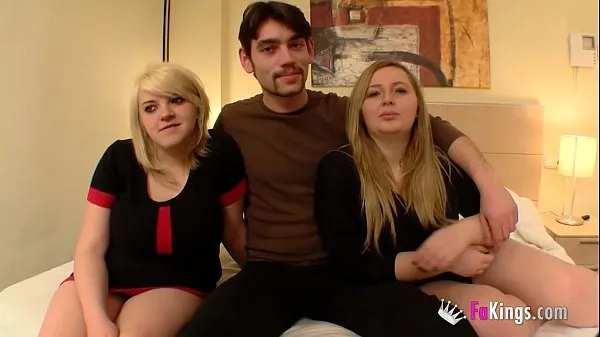 Hotte Blonde cousins introducing the guy they started having sex with seje videoer
