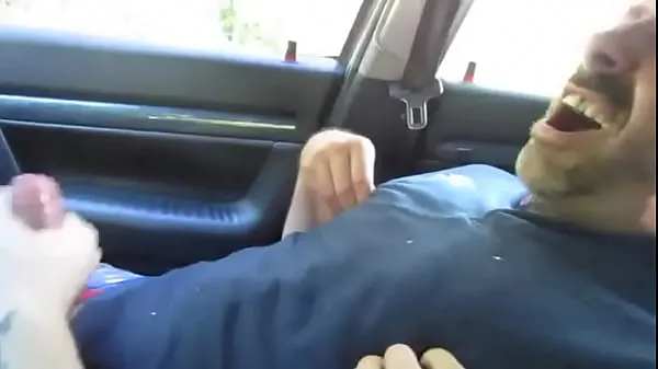 Hot helping hand in the car kule videoer