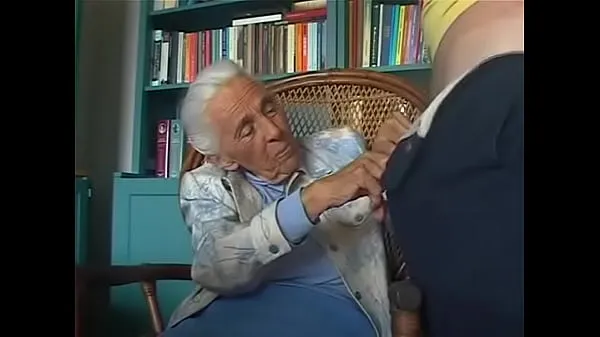 Populaire 92-years old granny sucking grandson coole video's
