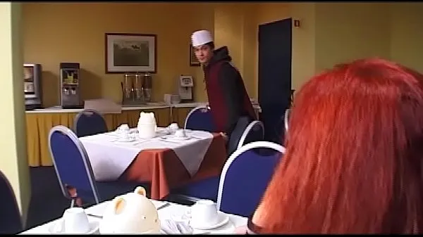 Gorące Old woman fucks the young waiter and his friend fajne filmy