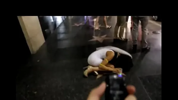 Vroči HOT GIRL WITH VIBRATING PANTIES ON LOS ANGELES kul videoposnetki