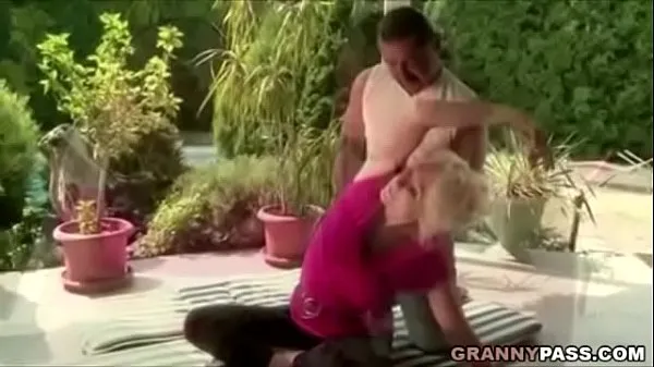 Hot Granny Fucks New Yoga Teacher kule videoer