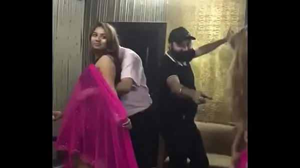 Heta Desi mujra dance at rich man party coola videor