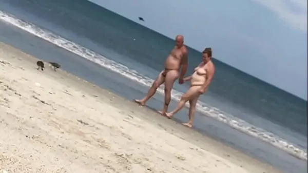 Populaire ladies at a nude beach enjoying what they see coole video's