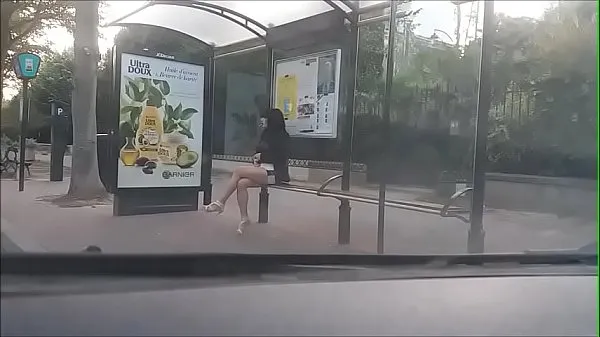 Populaire bitch at a bus stop coole video's