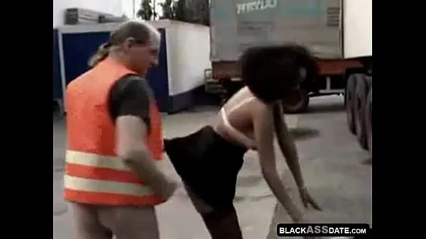 Black hooker riding on mature truck driver outside Video sejuk panas