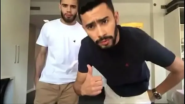 Καυτά Beautiful men showing their cocks δροσερά βίντεο