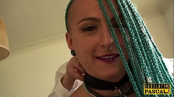 Hot Tattooed british slut throatfucked in BDSM kule videoer