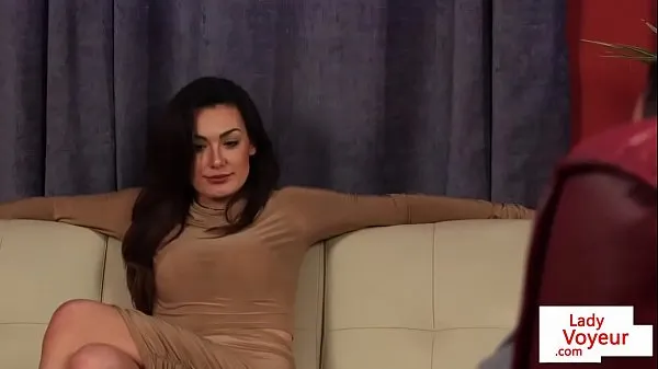 Sıcak English voyeur teasing subject from couch harika Videolar