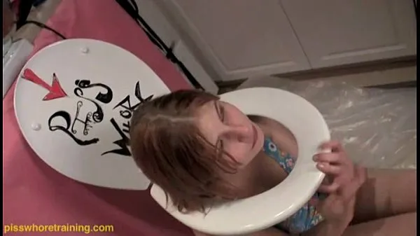 Teen piss whore Dahlia licks the toilet seat cleanvídeos interesantes