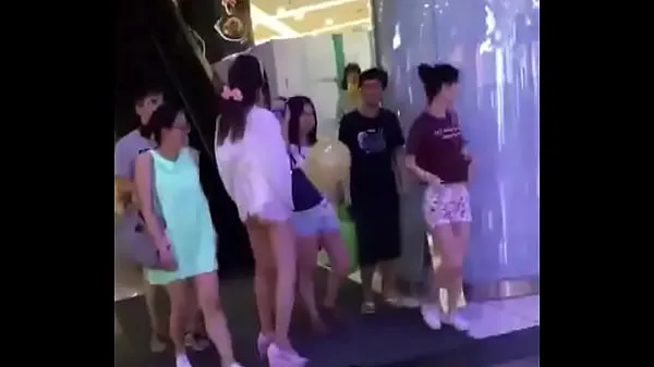 Hotte Asian Girl in China Taking out Tampon in Public seje videoer