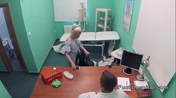 Kuumia Doctor shoots and bangs blonde patient siistejä videoita