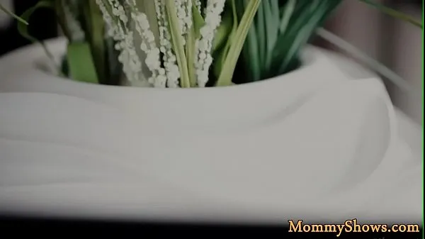 ホットスリーウェイ愛するレズビアン継母が喜ぶクールなビデオ