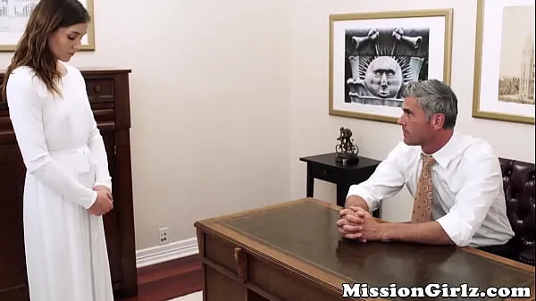 Kuumia Mormon elder inspects virgin pussy before fingerfucking her siistejä videoita