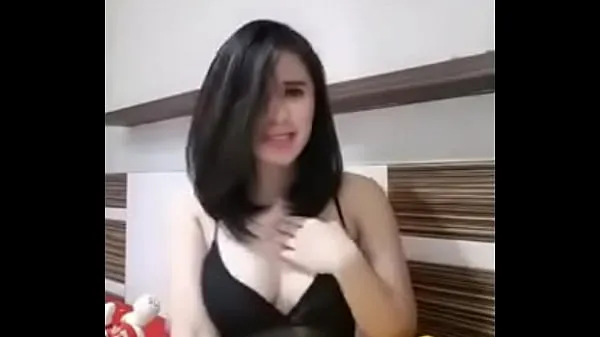 Kuumia Indonesian Bigo Live Shows off Smooth Tits siistejä videoita