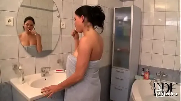 뜨겁Girl with big natural Tits gets fucked in the shower 멋진 동영상