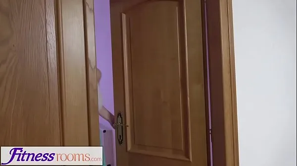 ホットFitness Rooms Russian redhead black British babe interracial lesbian sexクールなビデオ