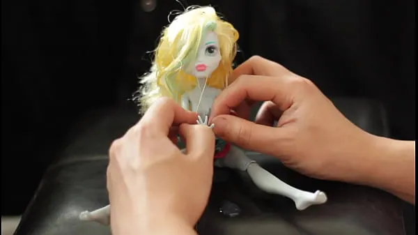ホット美しいラグーナ人形（モンスターハイ）が19回の射精でびしょ濡れになりますクールなビデオ