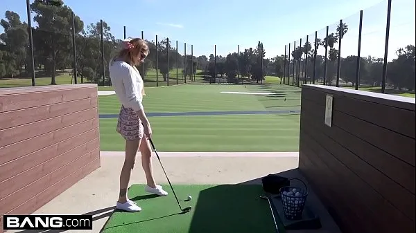 Vídeos quentes Nadya Nabakova exibe sua buceta no campo de golfe legais