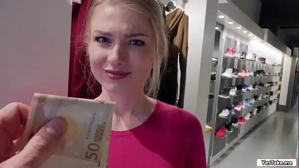 热Russian sales attendant sucks dick in the fitting room for a grand酷视频