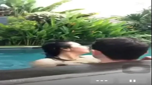 Populaire Indonesian fuck in pool during live coole video's