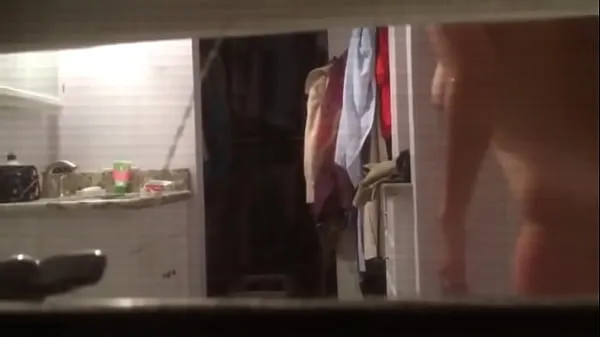 Hot Spying on Milf towling off through window kule videoer