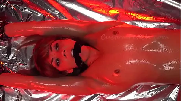 Vroči Scared, Bound Model Roasted and Cut by Pendulum-Bloodied and Dying Short Version kul videoposnetki