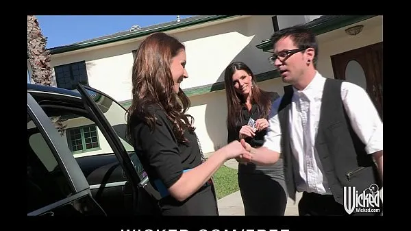 Kuumia Pair of sisters bribe their car salesman into a threesome siistejä videoita